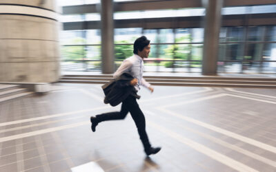 ¿Puede la empresa descontar los tiempos de retraso en los fichajes de los trabajadores?