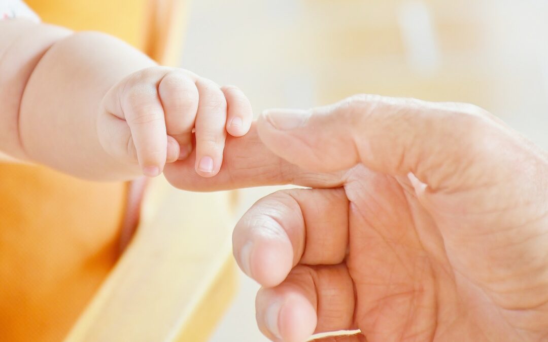 PGE 2022: Prestaciones de maternidad y paternidad de 6 meses y un “Cheque Bebé”