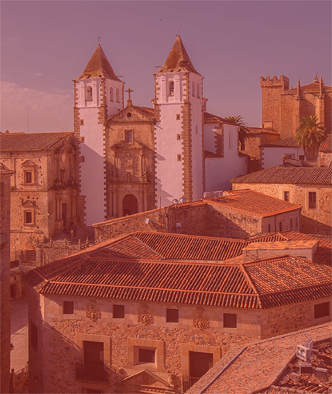 Vista aérea de la Plaza de San Jorge en Cáceres con el texto CÁCERES sobre impreso y filtro rojizo.
