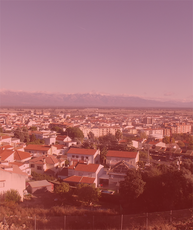 Vista aérea de la Plaza de San Jorge en Cáceres con el texto CÁCERES sobre impreso y filtro rojizo.