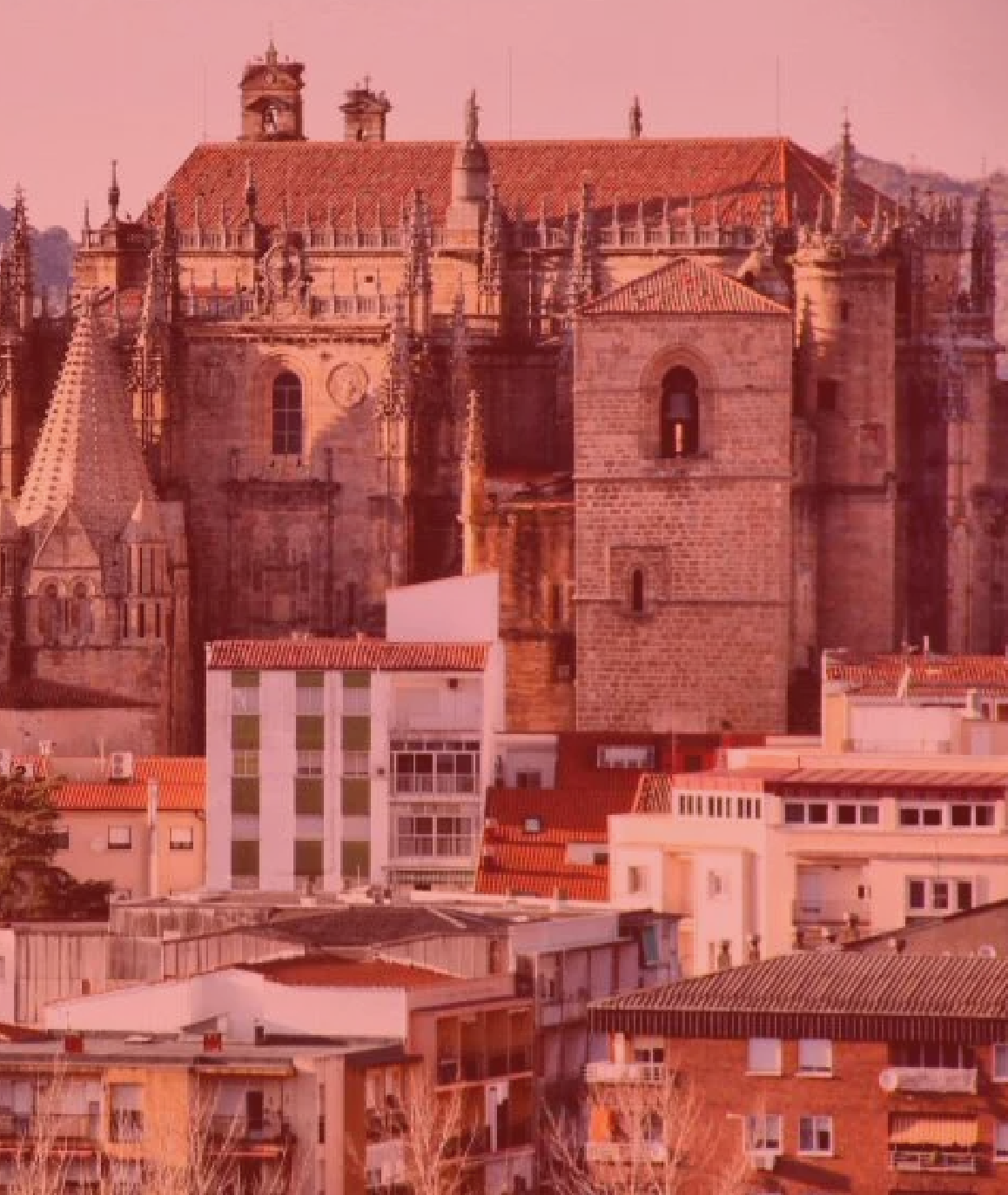 Vista aérea de la Plaza de San Jorge en Cáceres con el texto CÁCERES sobre impreso y filtro rojizo.