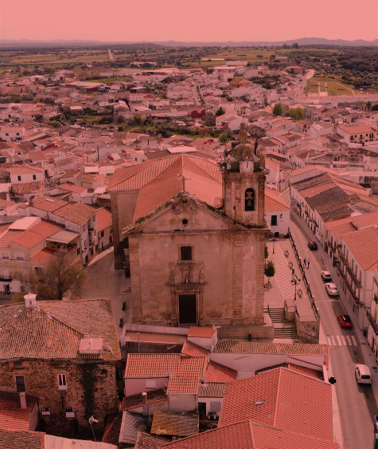 Vista aérea de la Plaza de San Jorge en Cáceres con el texto CÁCERES sobre impreso y filtro rojizo.