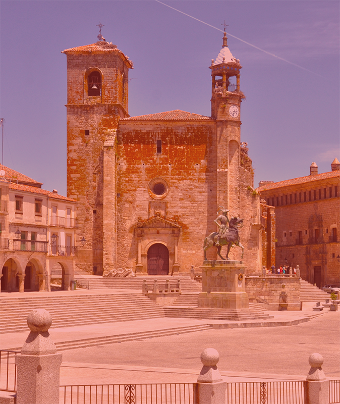 Vista aérea de la Plaza de San Jorge en Cáceres con el texto CÁCERES sobre impreso y filtro rojizo.